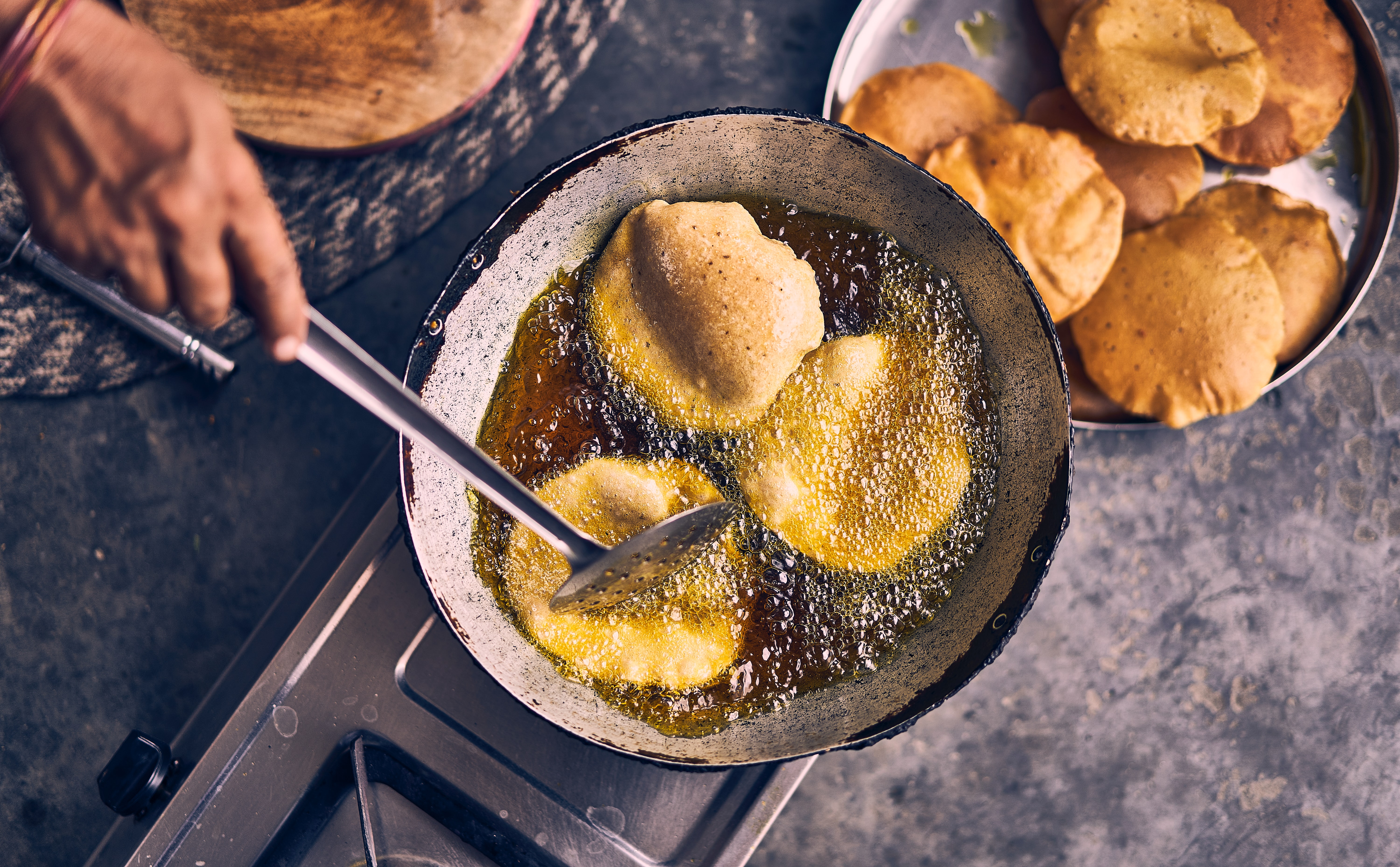 Почему жареное. Жарка на гхи. Горячая пища с маслом. Печенье на масле гхи. Жарка на масле.